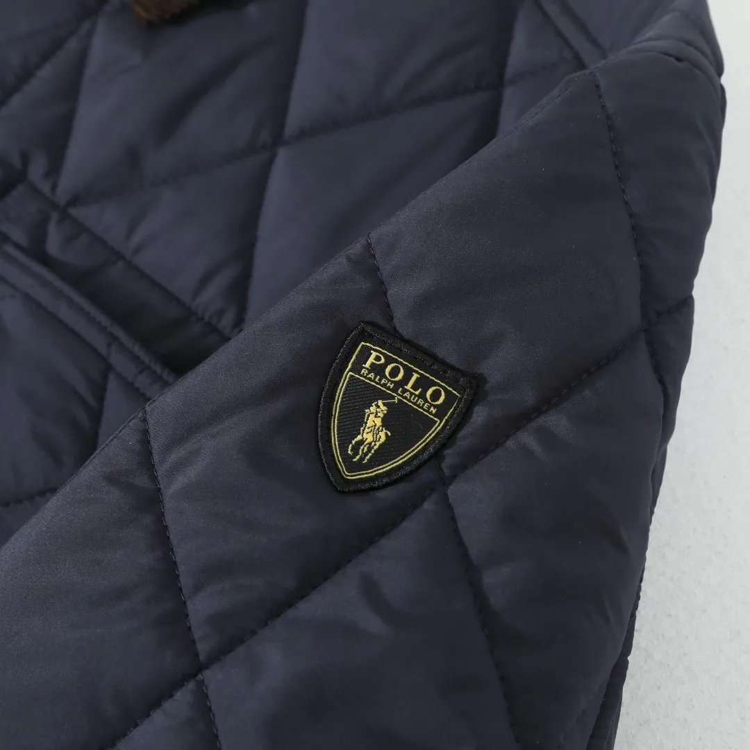 P370 #R50 Ralph Lauren/Ralph Lauren classic old money style workwear rhombus retro cotton jacket. Inspired by retro workwear, it reshapes the contemporary British style. Imported machine-pressed diamond quilting technology, every quilting line is accurately aligned, and the details are full of ingenuity; three-dimensional tailoring creates a neat H-shaped silhouette, and it can still remain light and straight when worn in multiple layers in autumn and winter. Customized metal buttons, low-key embellished textured corduroy lapel design, full of retro atmosphere, 37.5° temperature control black technology, breathable and moisture-proof, locks in temperature and sweat, waterproof and snow-proof fabric, no fear of bad weather, anti-run cotton patented technology, warm and soft, long-wearing without deformation, five high-end colors: navy | khaki | black | green | brown, easily suitable for commuting, leisure, and travel. Wearing one piece gives off a calm temperament of "old money style", and you can have both style and warmth in low-temperature weather.  Color: Navy blue, black, khaki, military green, brown Size: S M L